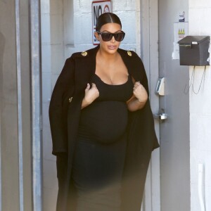 Kim Kardashian quitte un studio de tournage à Van Nuys, Los Angeles, le 5 novembre 2015.