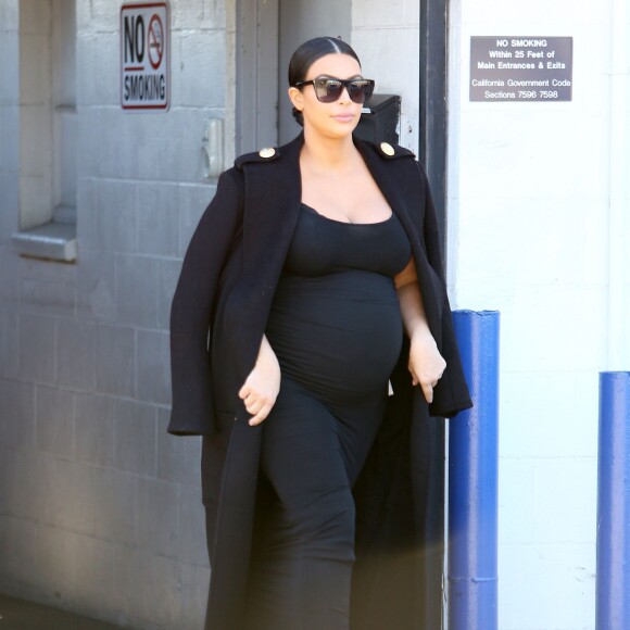 Kim Kardashian quitte un studio de tournage à Van Nuys, Los Angeles, le 5 novembre 2015.