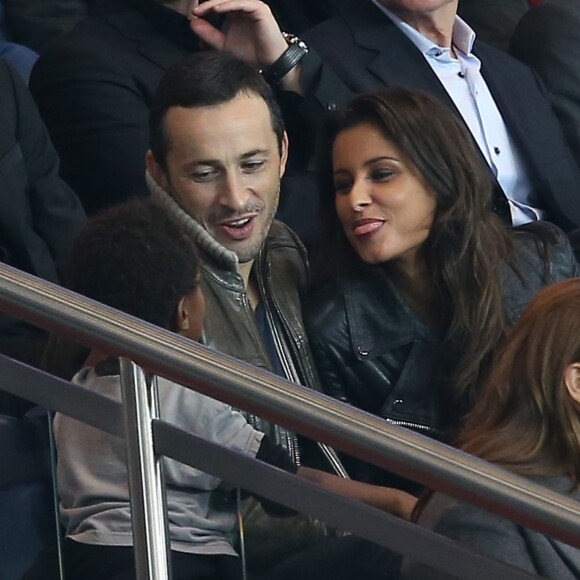 Michaël Cohen, son fils Sirafel et sa compagne Malika Ménard dans les tribunes du Parc des Princes lors de la rencontre entre le Paris Saint-Germain et Toulouse, le 7 novembre 2015 à Paris