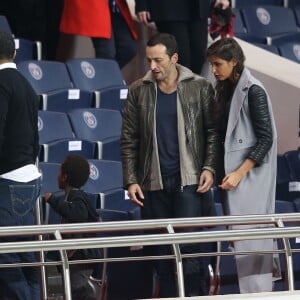 Michaël Cohen, son fils Sirafel et sa compagne Malika Ménard dans les tribunes du Parc des Princes lors de la rencontre entre le Paris Saint-Germain et Toulouse, le 7 novembre 2015 à Paris