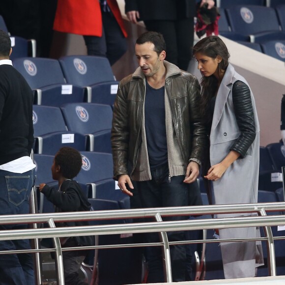 Michaël Cohen, son fils Sirafel et sa compagne Malika Ménard dans les tribunes du Parc des Princes lors de la rencontre entre le Paris Saint-Germain et Toulouse, le 7 novembre 2015 à Paris