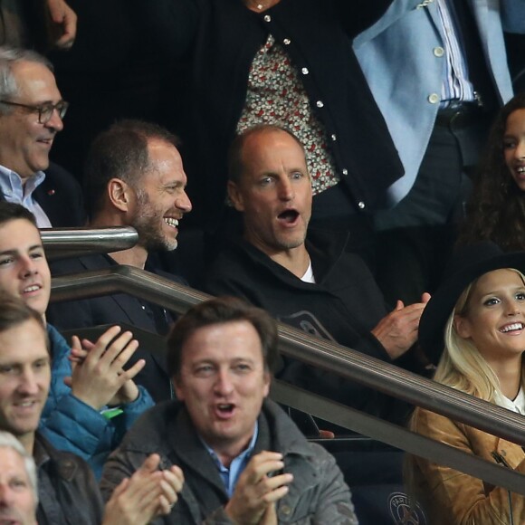 Woody Harrelson, Pascal Obispo et sa femme Julie Hantson dans les tribunes du Parc des Princes lors de la rencontre entre le Paris Saint-Germain et Toulouse, le 7 novembre 2015 à Paris