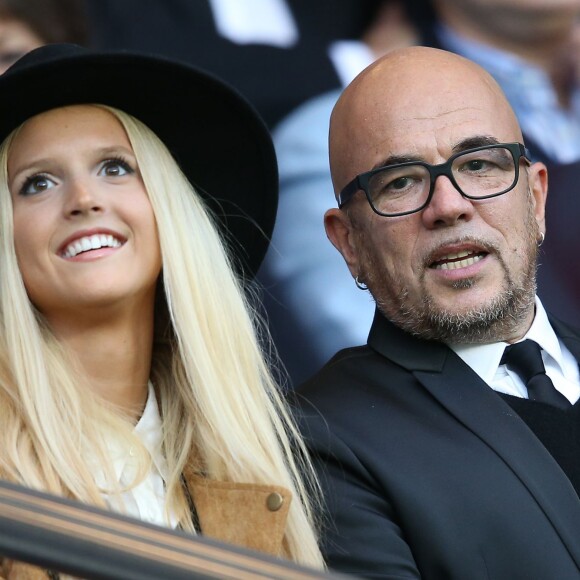 Pascal Obispo et sa femme Julie Hantson dans les tribunes du Parc des Princes lors de la rencontre entre le Paris Saint-Germain et Toulouse, le 7 novembre 2015 à Paris