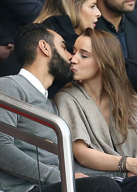 La Fouine et sa compagne dans les tribunes du Parc des Princes lors de la rencontre entre le Paris Saint-Germain et Toulouse, le 7 novembre 2015 à Paris