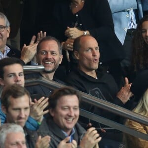 Woody Harrelson, Pascal Obispo et sa femme Julie Hantson dans les tribunes du Parc des Princes lors de la rencontre entre le Paris Saint-Germain et Toulouse, le 7 novembre 2015 à Paris