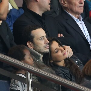 Michaël Cohen, son fils Sirafel et sa compagne Malika Ménard dans les tribunes du Parc des Princes lors de la rencontre entre le Paris Saint-Germain et Toulouse, le 7 novembre 2015 à Paris