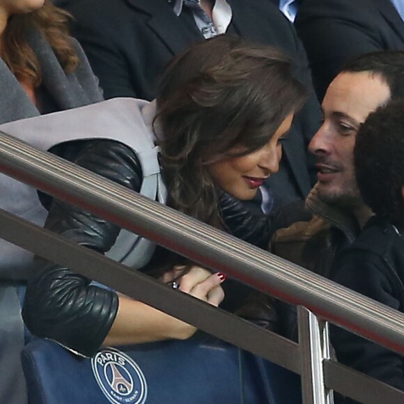 Michaël Cohen, son fils Sirafel et sa compagne Malika Ménard dans les tribunes du Parc des Princes lors de la rencontre entre le Paris Saint-Germain et Toulouse, le 7 novembre 2015 à Paris