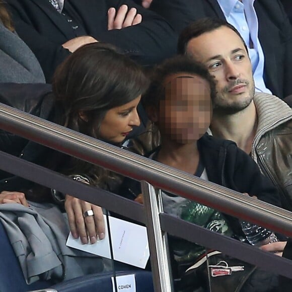 Michaël Cohen, son fils Sirafel et sa compagne Malika Ménard dans les tribunes du Parc des Princes lors de la rencontre entre le Paris Saint-Germain et Toulouse, le 7 novembre 2015 à Paris