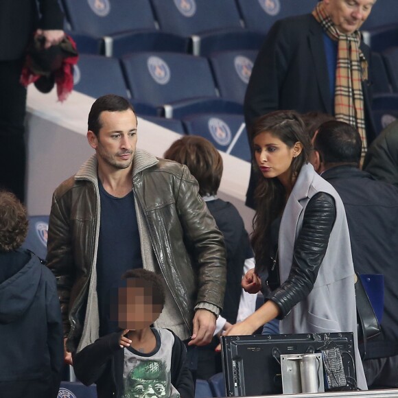 Michaël Cohen, son fils Sirafel et sa compagne Malika Ménard dans les tribunes du Parc des Princes lors de la rencontre entre le Paris Saint-Germain et Toulouse, le 7 novembre 2015 à Paris