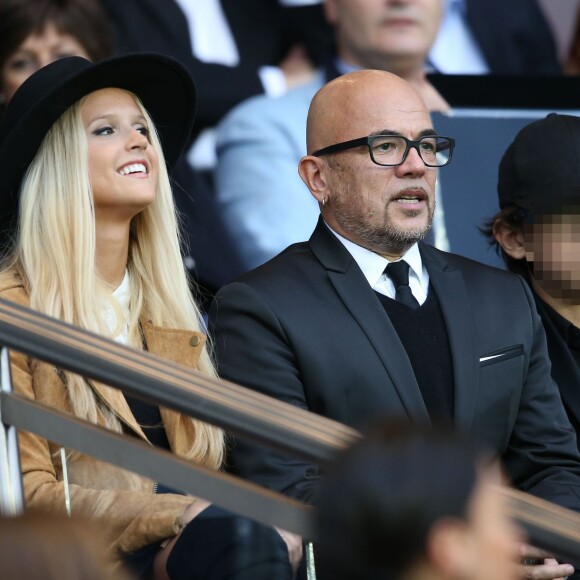 Pascal Obispo, son fils Sean et sa femme Julie Hantsonlors de la rencontre entre le Paris Saint-Germain et Toulouse au Parc des Princes à Paris le 7 novembre 2015