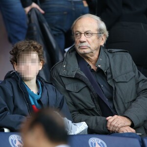 Patrick Chesnais et son fils lors de la rencontre entre le Paris Saint-Germain et Toulouse au Parc des Princes à Paris le 7 novembre 2015