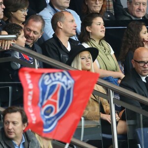 Woody Harrelson, Pascal Obispo, son fils Sean et sa femme Julie Hantson lors de la rencontre entre le Paris Saint-Germain et Toulouse au Parc des Princes à Paris le 7 novembre 2015