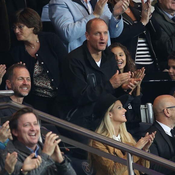 Woody Harrelson, Pascal Obispo, et sa femme Julie Hantson lors de la rencontre entre le Paris Saint-Germain et Toulouse au Parc des Princes à Paris le 7 novembre 2015