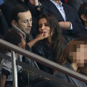 Michaël Cohen, son fils Sirafel et sa compagne Malika Ménard dans les tribunes du Parc des Princes lors de la rencontre entre le Paris Saint-Germain et Toulouse, le 7 novembre 2015 à Paris