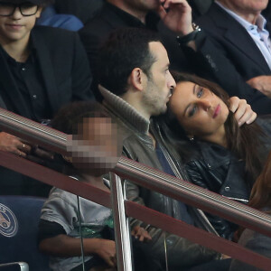 Michaël Cohen, son fils Sirafel et sa compagne Malika Ménard dans les tribunes du Parc des Princes lors de la rencontre entre le Paris Saint-Germain et Toulouse, le 7 novembre 2015 à Paris