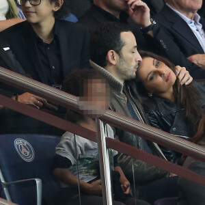 Michaël Cohen, son fils Sirafel et sa compagne Malika Ménard dans les tribunes du Parc des Princes lors de la rencontre entre le Paris Saint-Germain et Toulouse, le 7 novembre 2015 à Paris