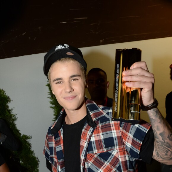 Justin Bieber et son NMA d'honneur aux NRJ Music Awards 2015. Cannes, le 7 novembre 2015.
