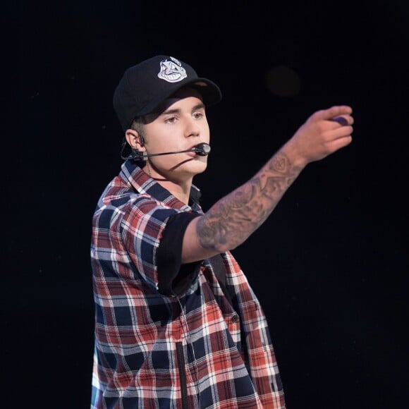 Justin Bieber sur la scène du Palais des Festivals lors des NRJ Music Awards 2015. Cannes, le 7 novembre 2015.