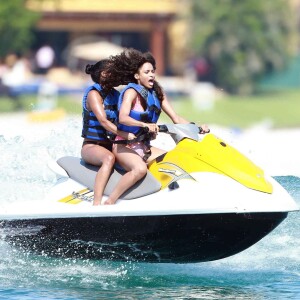 Exclusif - Ciara et une amie font du jet-ski à Cabo San Lucas, au Mexique. Le 5 novembre 2015.