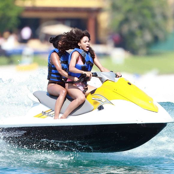 Exclusif - Ciara et une amie font du jet-ski à Cabo San Lucas, au Mexique. Le 5 novembre 2015.