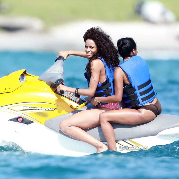 Exclusif - Ciara et une amie font du jet-ski à Cabo San Lucas, au Mexique. Le 5 novembre 2015.