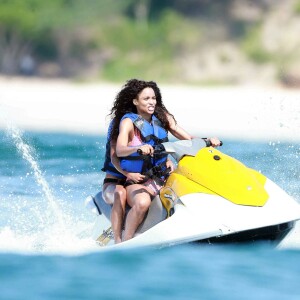 Exclusif - Ciara et une amie font du jet-ski à Cabo San Lucas, au Mexique. Le 5 novembre 2015.