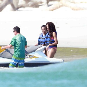 Exclusif - Ciara et une amie font du jet-ski à Cabo San Lucas, au Mexique. Le 5 novembre 2015.