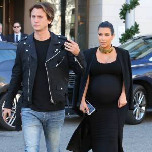 Kim Kardashian, enceinte, quitte le restaurant La Scala avec son ami Jonathan Cheban. Beverly Hills, le 9 novembre 2015.