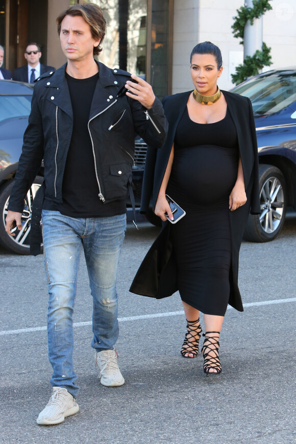 Kim Kardashian, enceinte, quitte le restaurant La Scala avec son ami Jonathan Cheban. Beverly Hills, le 9 novembre 2015.