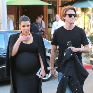 Kim Kardashian, enceinte, quitte le restaurant La Scala avec son ami Jonathan Cheban. Beverly Hills, le 9 novembre 2015.