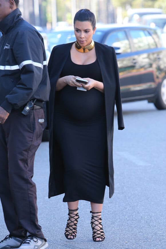 Kim Kardashian, enceinte et de sortie à Beverly Hills. Le 9 novembre 2015.