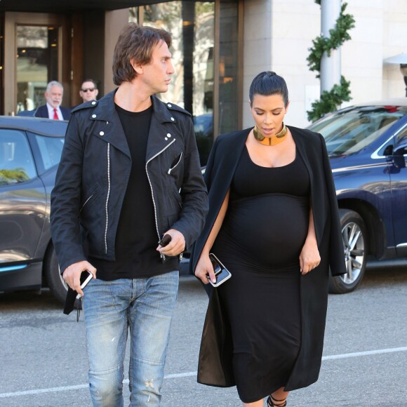 Kim Kardashian, enceinte, quitte le restaurant La Scala avec son ami Jonathan Cheban. Beverly Hills, le 9 novembre 2015.