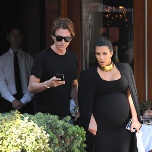 Kim Kardashian, enceinte, quitte le restaurant La Scala avec son ami Jonathan Cheban. Beverly Hills, le 9 novembre 2015.