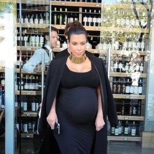 Kim Kardashian, enceinte, quitte la boutique Wally's à Beverly Hills. Le 9 novembre 2015.