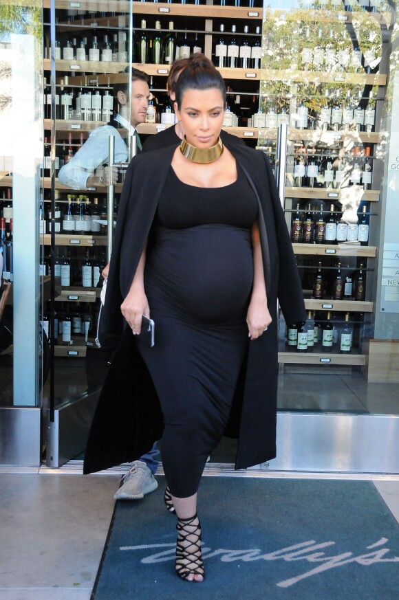 Kim Kardashian, enceinte, quitte la boutique Wally's à Beverly Hills. Le 9 novembre 2015.