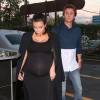 Kim Kardashian, enceinte est allée diner au restaurant 'Chin Chin' avec son ami Jonathan Cheban. Studio City, Los Angeles, le 9 novembre 2015.