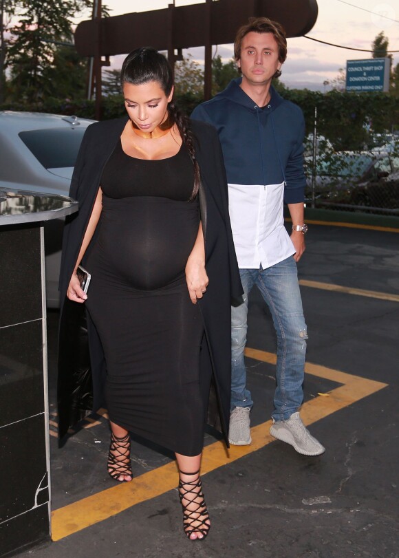 Kim Kardashian, enceinte est allée diner au restaurant 'Chin Chin' avec son ami Jonathan Cheban. Studio City, Los Angeles, le 9 novembre 2015.