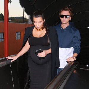 Kim Kardashian, enceinte est allée diner au restaurant 'Chin Chin' avec son ami Jonathan Cheban. Studio City, Los Angeles, le 9 novembre 2015.