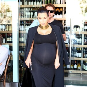 Kim Kardashian et Jonathan Cheban quittent le magasin Wally's à Beverly Hills, le 9 novembre 2015.