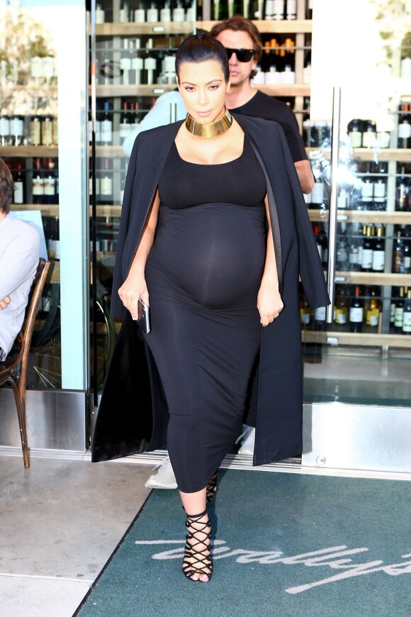 Kim Kardashian et Jonathan Cheban quittent le magasin Wally's à Beverly Hills, le 9 novembre 2015.