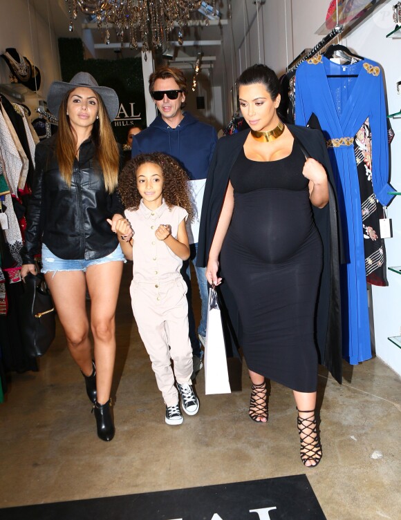 Kim Kardashian, enceinte, fait du shopping au magasin Kamal avec Jonathan Cheban, son amie Larsa Pippen et sa fille Sophia. Beverly Hills, Los Angeles, le 9 novembre 2015.