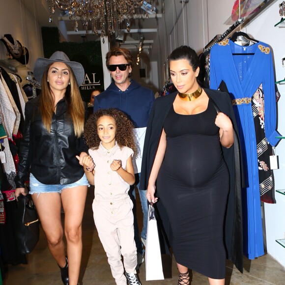 Kim Kardashian, enceinte, fait du shopping au magasin Kamal avec Jonathan Cheban, son amie Larsa Pippen et sa fille Sophia. Beverly Hills, Los Angeles, le 9 novembre 2015.