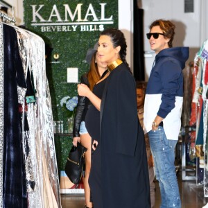 Kim Kardashian, enceinte, fait du shopping au magasin Kamal avec Jonathan Cheban, son amie Larsa Pippen et sa fille Sophia. Beverly Hills, Los Angeles, le 9 novembre 2015.