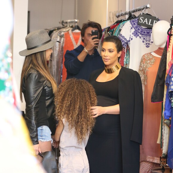 Kim Kardashian, enceinte, fait du shopping au magasin Kamal avec Jonathan Cheban, son amie Larsa Pippen et sa fille Sophia. Beverly Hills, Los Angeles, le 9 novembre 2015.