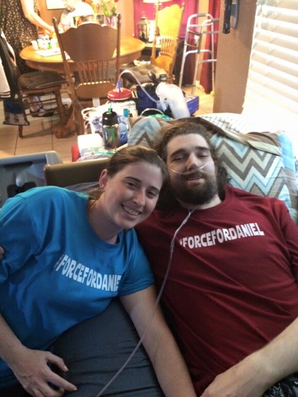 Ashley et Daniel Fleetwood sur le dernier selfie pris par le couple avant la mort du jeune homme, emporté par son cancer après avoir réalisé son dernier rêve.