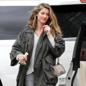 Gisele Bundchen à la sortie de son hôtel à Boston. Elle porte toujours son alliance malgré les rumeurs de séparation avec son mari Tom Brady.. Le 3 octobre 2015