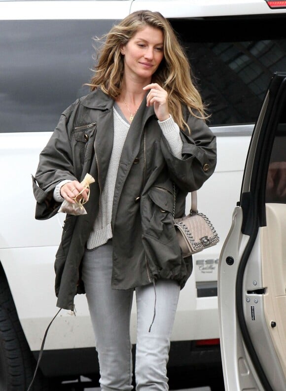 Gisele Bundchen à la sortie de son hôtel à Boston. Elle porte toujours son alliance malgré les rumeurs de séparation avec son mari Tom Brady.. Le 3 octobre 2015