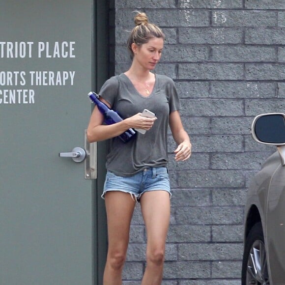 Exclusif - Gisele Bundchen, sans maquillage, à la sortie du centre de thérapie TB12 Sports au Gillette Stadium à Foxboro, le 3 septembre 2015