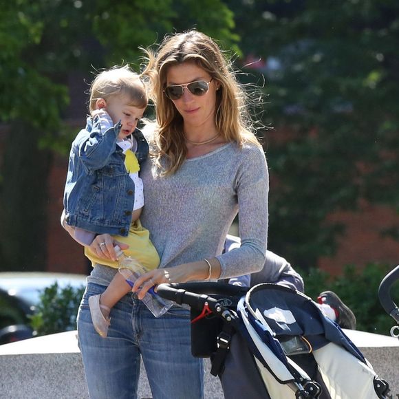 Gisele Bündchen, Tom Brady et leurs enfants John, Benjamin, et Vivian s'amusent dans un parc à Boston le 15 juin 2014.