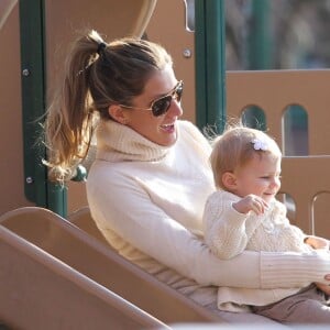 Exclusif - Prix spécial - Tom Brady et Gisele Bundchen emmènent leurs enfants au parc à Boston. Le matin, Tom est allé se balader avec sa soeur Nancy qui participera au Marathon de Boston. Leur petit chien Lua est avec eux. Le 20 avril 2014